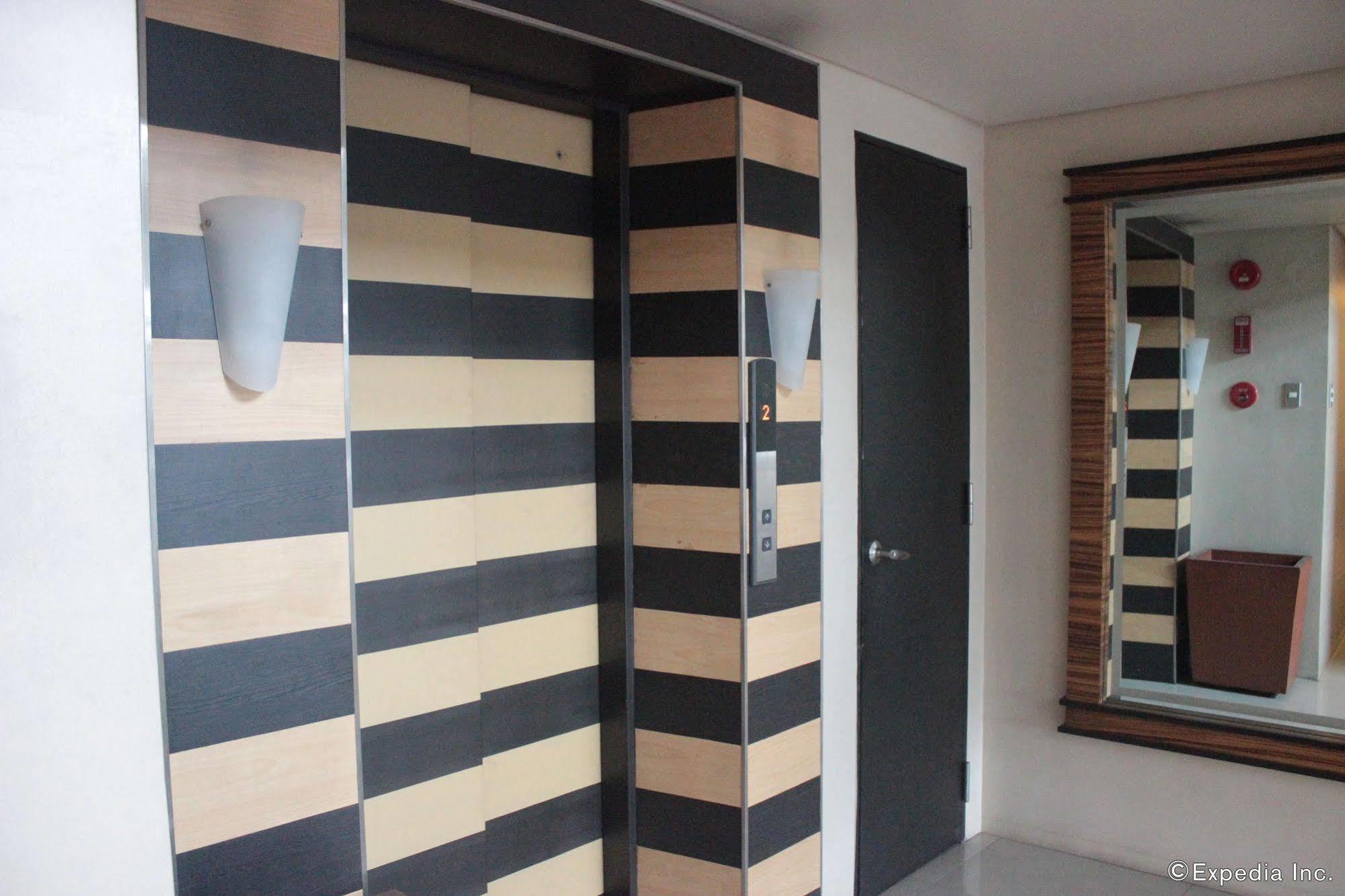 Soleste Suites Quezon City Buitenkant foto