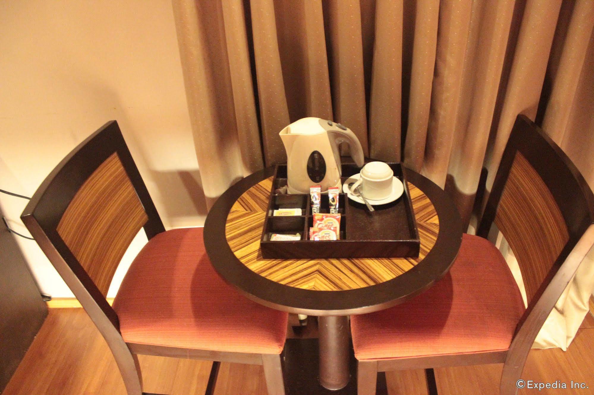 Soleste Suites Quezon City Buitenkant foto