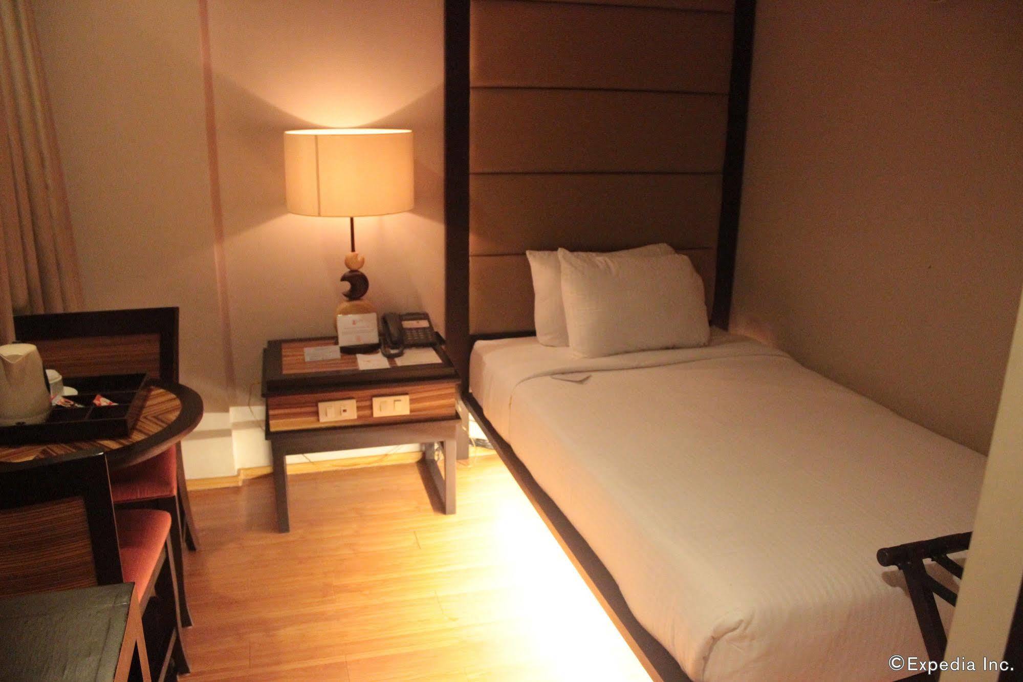 Soleste Suites Quezon City Buitenkant foto