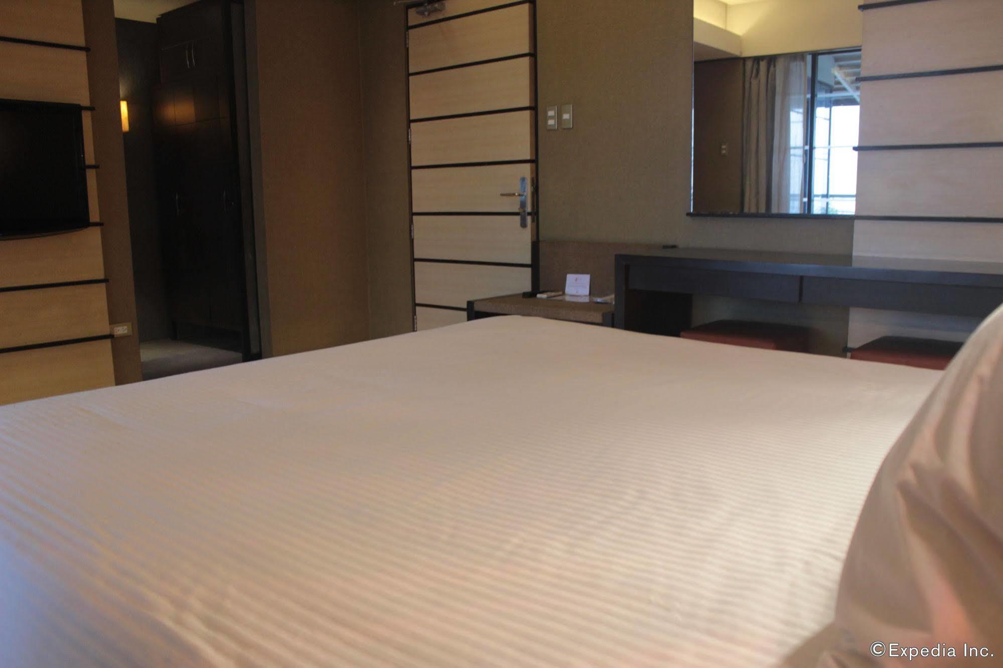 Soleste Suites Quezon City Buitenkant foto
