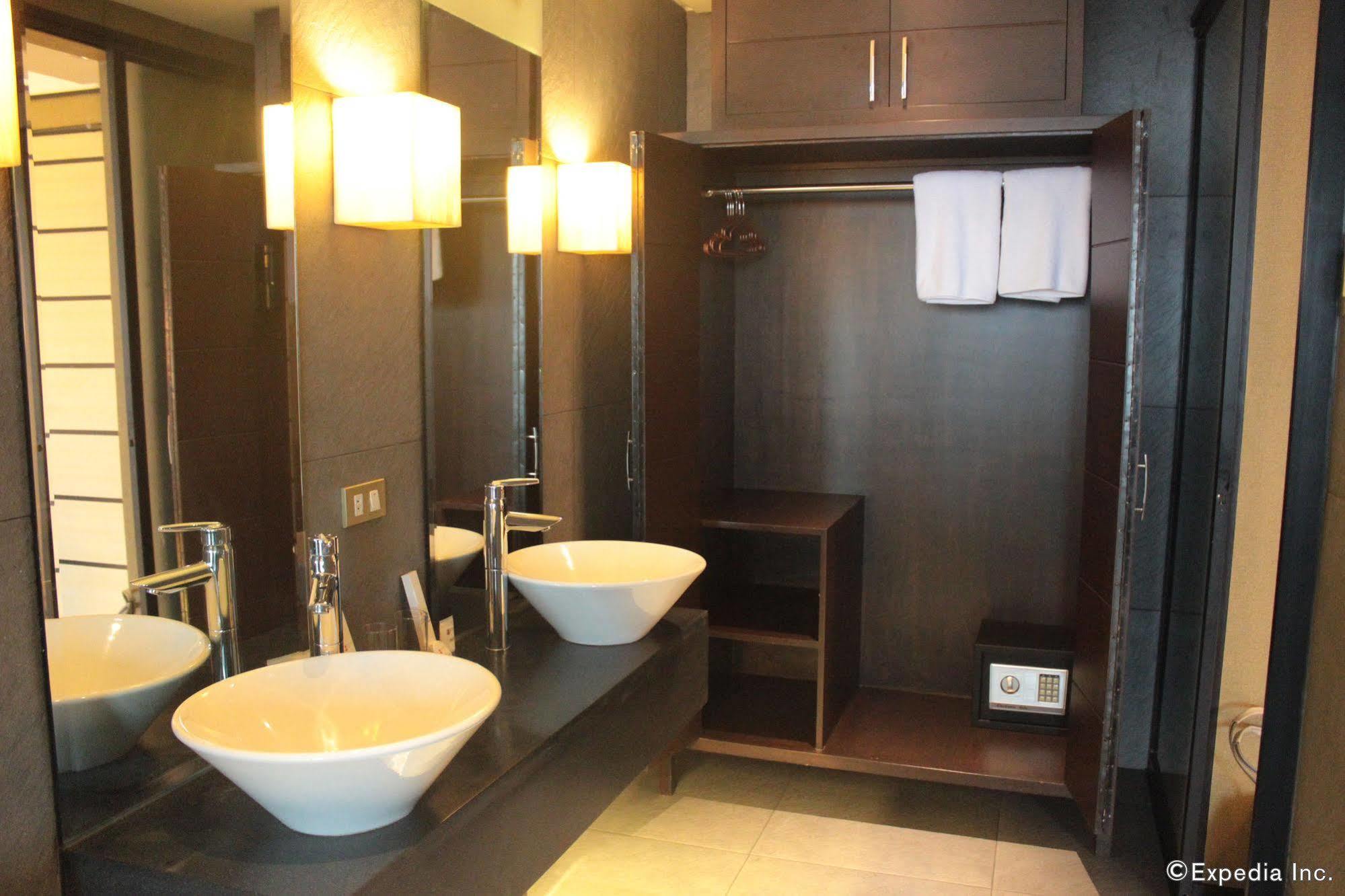 Soleste Suites Quezon City Buitenkant foto