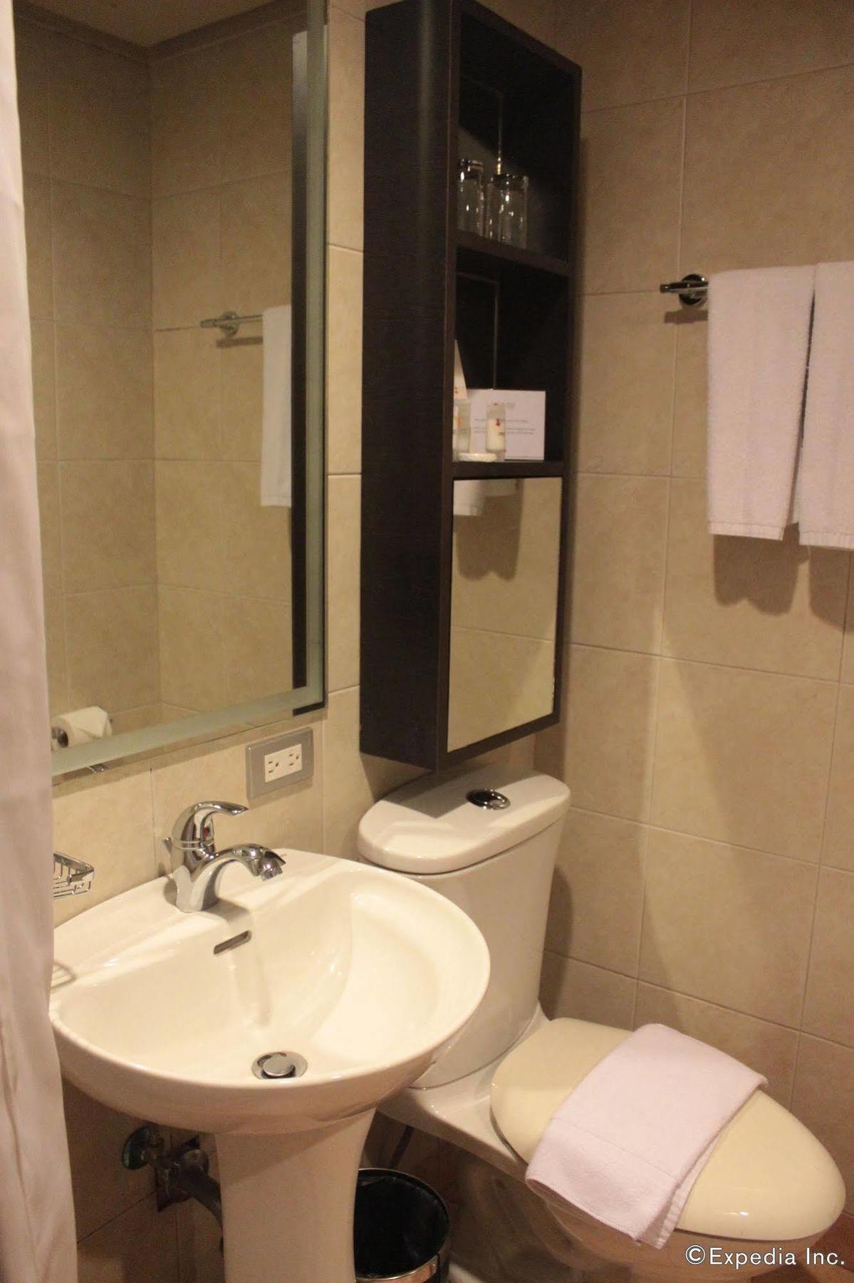 Soleste Suites Quezon City Buitenkant foto