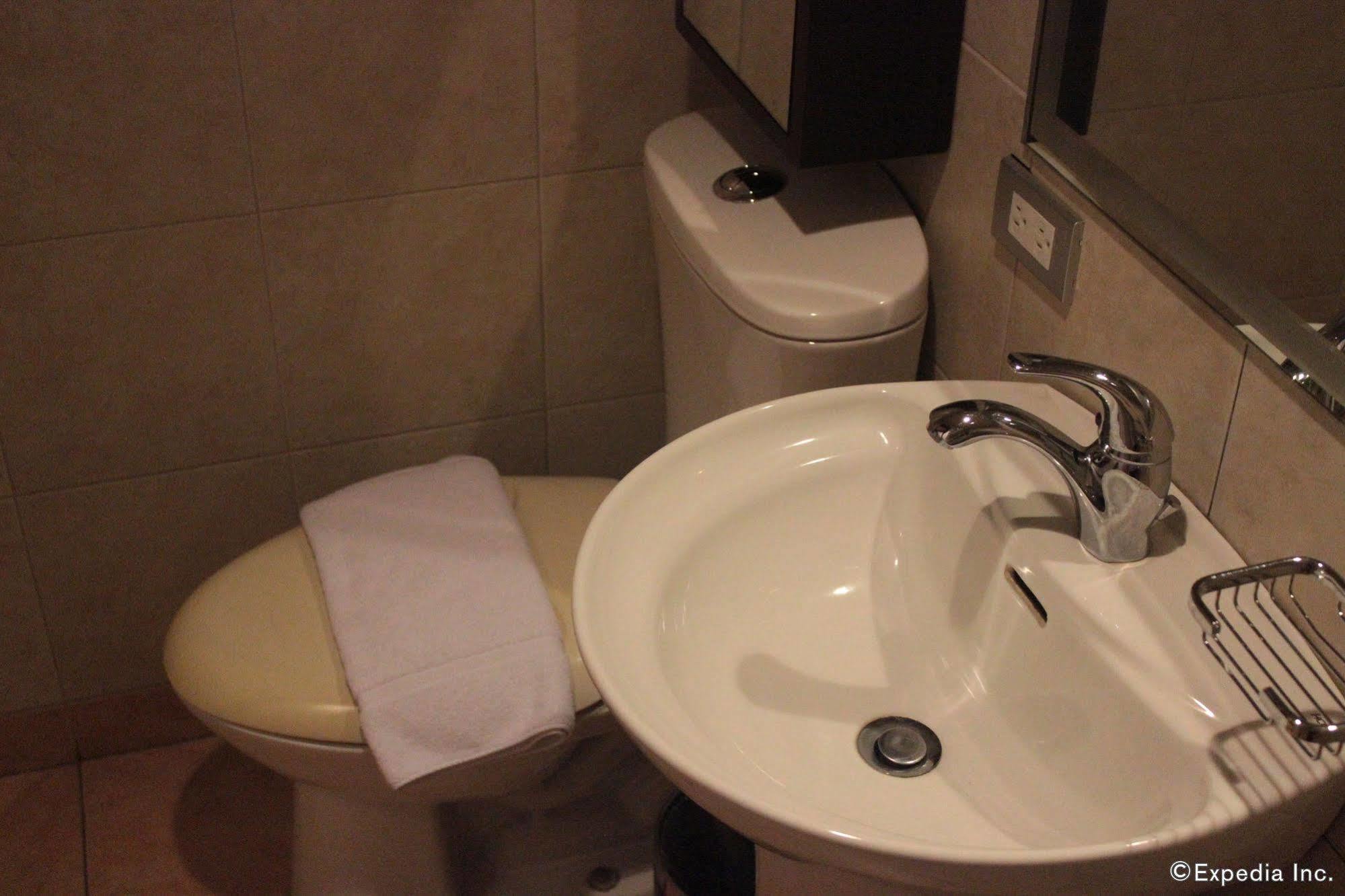 Soleste Suites Quezon City Buitenkant foto